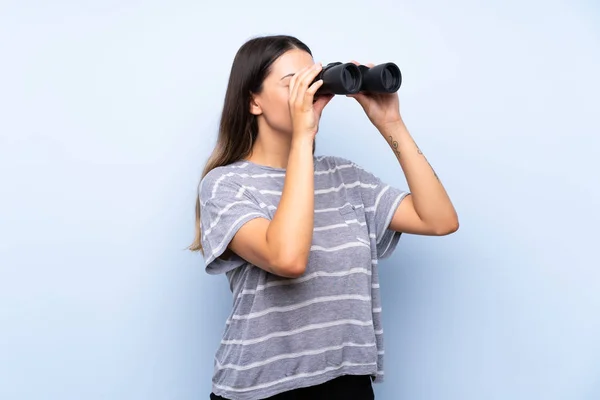 Jeune Femme Brune Sur Fond Bleu Isolé Avec Jumelles Noires — Photo