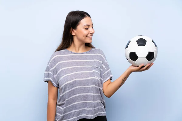 Młoda Brunetka Kobieta Białym Tle Niebieskim Gospodarstwie Piłki Nożnej — Zdjęcie stockowe
