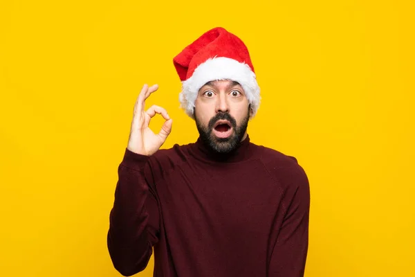 Hombre Con Sombrero Navidad Sobre Fondo Amarillo Aislado Sorprendido Mostrando —  Fotos de Stock