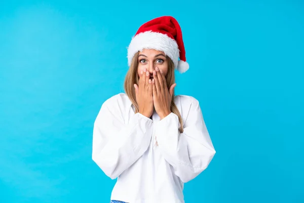 Menina Com Chapéu Natal Sobre Fundo Isolado Com Expressão Facial — Fotografia de Stock