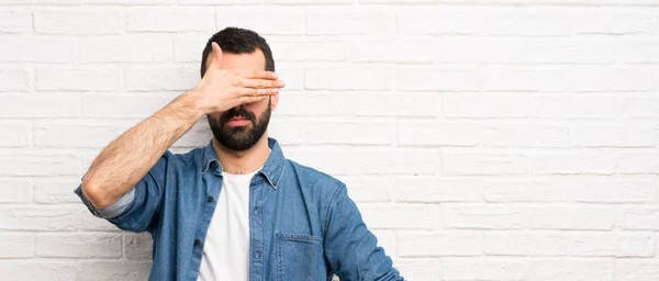 Hombre Guapo Con Barba Sobre Pared Ladrillo Blanco Cubriendo Los —  Fotos de Stock