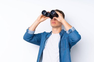 Siyah dürbünüyle izole edilmiş beyaz arka planı olan genç yakışıklı bir adam.