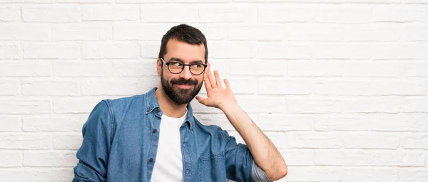 Bel Homme Avec Barbe Sur Mur Briques Blanches Écoutant Quelque — Photo