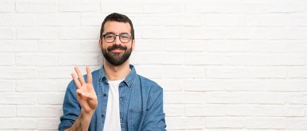 Schöner Mann Mit Bart Über Weißer Ziegelwand Glücklich Und Zählt — Stockfoto