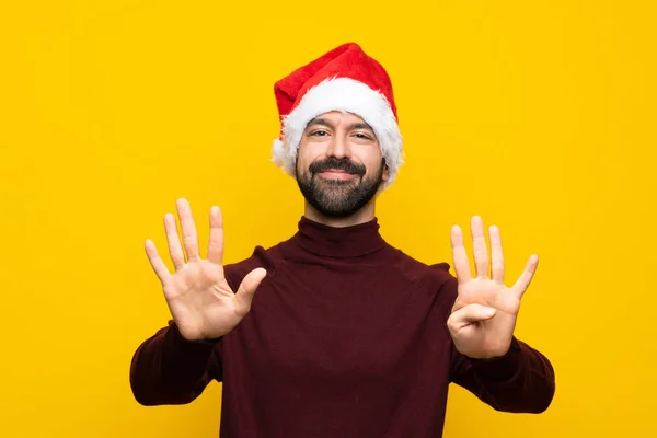 Hombre Con Sombrero Navidad Sobre Fondo Amarillo Aislado Contando Nueve —  Fotos de Stock