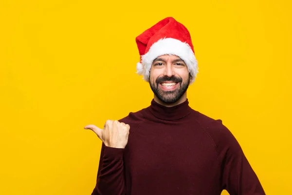 Hombre Con Sombrero Navidad Sobre Fondo Amarillo Aislado Apuntando Hacia —  Fotos de Stock