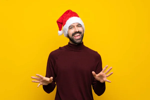 크리스마스 모자쓴 남자외진 배경웃는 — 스톡 사진