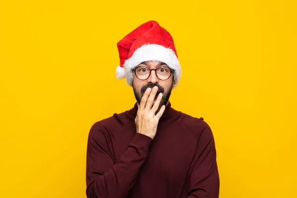 Человек Рождественской Шляпе Изолированном Желтом Фоне Очками Удивлен — стоковое фото