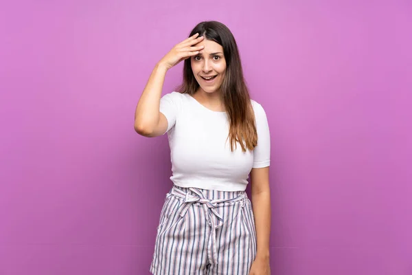 Jonge Vrouw Geïsoleerde Paarse Achtergrond Heeft Net Iets Gerealiseerd Van — Stockfoto