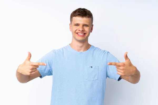 Joven Guapo Hombre Sobre Aislado Blanco Fondo Orgulloso Auto Satisfecho — Foto de Stock