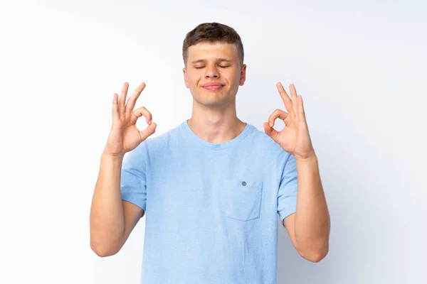 Ung Stilig Man Över Isolerad Vit Bakgrund Zen Pose — Stockfoto