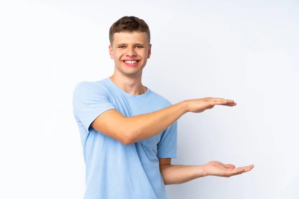 Joven Hombre Guapo Sobre Fondo Blanco Aislado Sosteniendo Copyspace Para — Foto de Stock