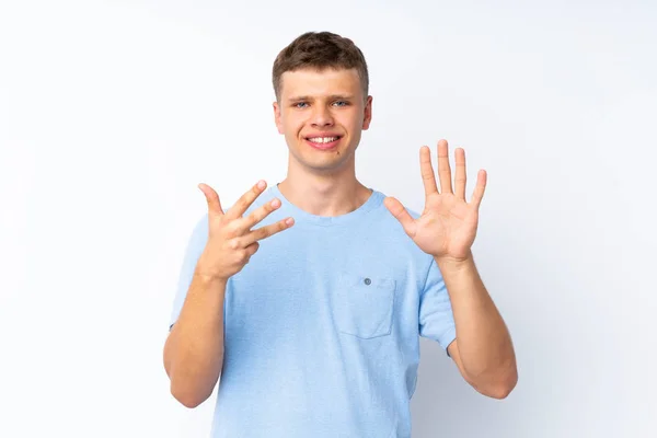 Soyutlanmış Beyaz Arka Planda Genç Yakışıklı Adam Parmaklarıyla Dokuz Sayıyor — Stok fotoğraf