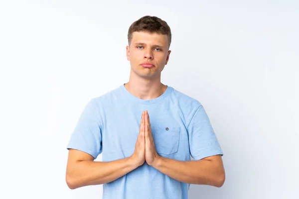 Joven Hombre Guapo Sobre Fondo Blanco Aislado Mantiene Palma Junto — Foto de Stock