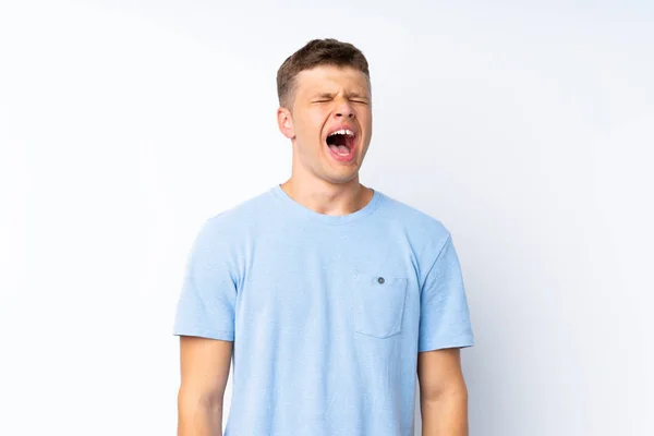 Joven Hombre Guapo Sobre Fondo Blanco Aislado Gritando Frente Con — Foto de Stock