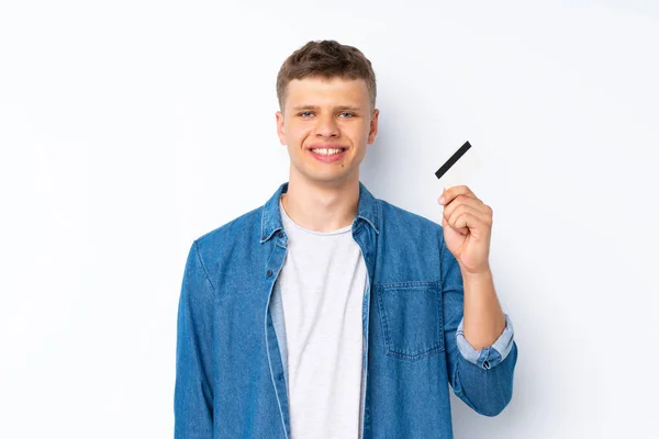Mladý Pohledný Muž Přes Izolované Bílé Pozadí Drží Kreditní Kartu — Stock fotografie