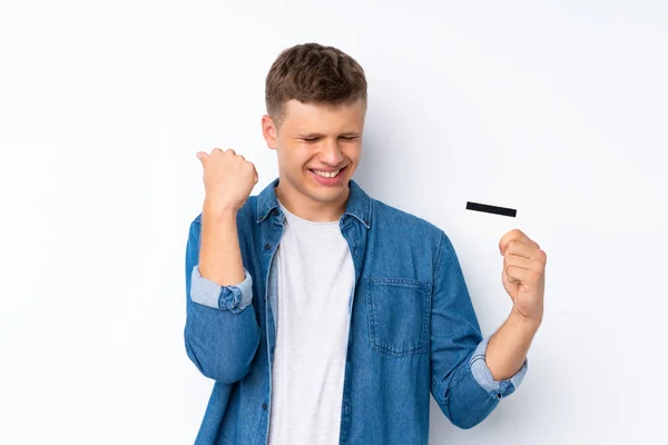 Joven Hombre Guapo Sobre Fondo Blanco Aislado Sosteniendo Una Tarjeta —  Fotos de Stock