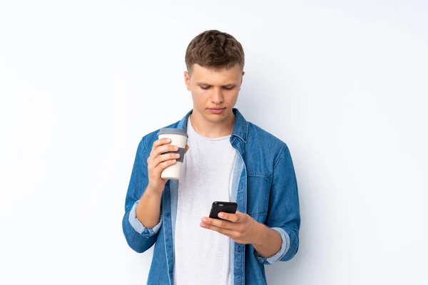 Joven Hombre Guapo Sobre Fondo Blanco Aislado Sosteniendo Café Para —  Fotos de Stock