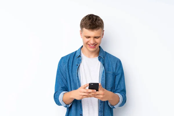 Joven Hombre Guapo Sobre Fondo Blanco Aislado Enviando Mensaje Correo —  Fotos de Stock