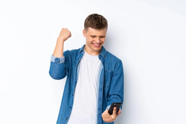 Junger Schöner Mann Über Isolierten Weißen Hintergrund Mit Mobiltelefon — Stockfoto