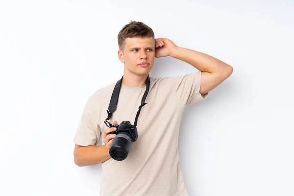 年轻英俊的男子用专业相机和思维超越了孤立的白色背景 — 图库照片