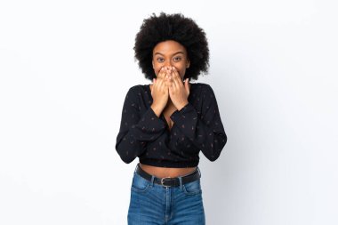 Genç Afrikalı Amerikalı kadın beyaz arka planda izole edilmiş mutlu ve gülümseyen elleri ve ağzı kapalı.