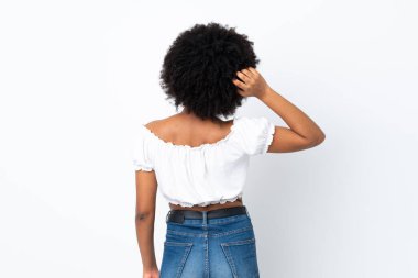 Genç Afrikalı Amerikalı kadın beyaz arka planda izole edilmiş ve düşünüyor.