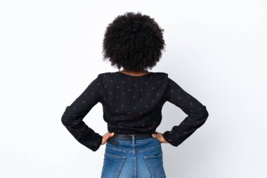 Genç Afrikalı Amerikalı kadın arka planda beyaz arka planda izole edilmiş.