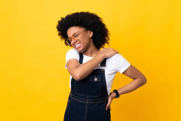 아프리카 미국인젊은 여자가 노력을 기울인 것때문에 어깨에 통증을 느끼면서 배경에 — 스톡 사진
