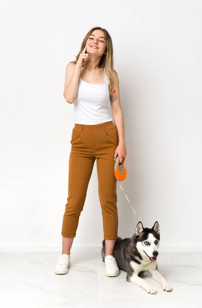 Lång Ung Vacker Kvinna Med Sin Hund Leende Med Ett — Stockfoto