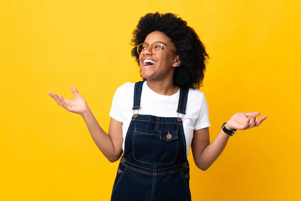 Νεαρή Αφρο Αμερικανίδα Απομονωμένη Κίτρινο Φόντο Χαμογελώντας Πολύ — Φωτογραφία Αρχείου