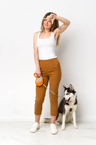 Lång Ung Vacker Kvinna Med Hundfokuserat Ansikte Ramsymbol — Stockfoto