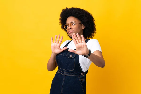 Young African American Woman Isolated Yellow Background Nervous Stretching Hands — Stock Photo, Image