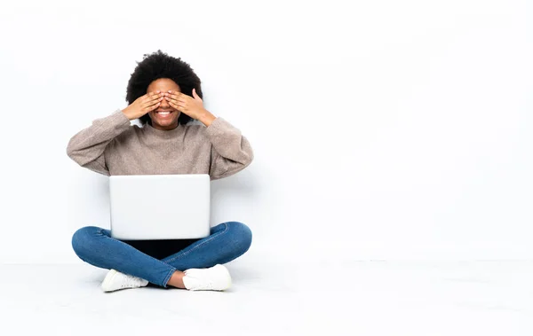 Jovem Afro Americana Com Laptop Sentado Chão Cobrindo Olhos Pelas — Fotografia de Stock