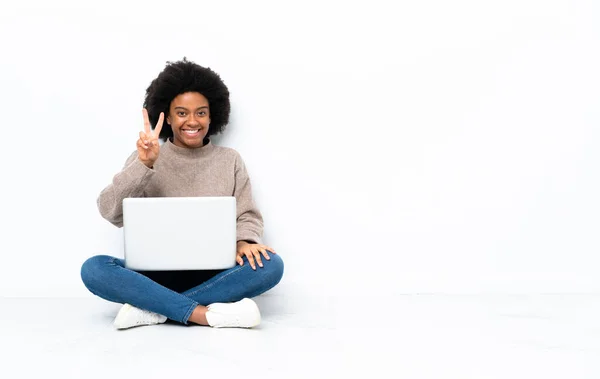 Jovem Afro Americana Com Laptop Sentado Chão Sorrindo Mostrando Sinal — Fotografia de Stock