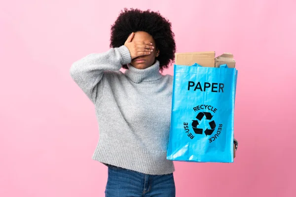 Jonge Afro Amerikaanse Vrouw Met Een Recycle Tas Geïsoleerd Kleurrijke — Stockfoto