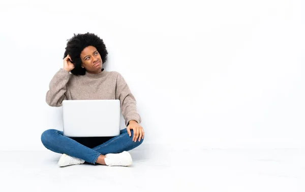 Jovem Afro Americana Com Laptop Sentado Chão Com Dúvidas Com — Fotografia de Stock