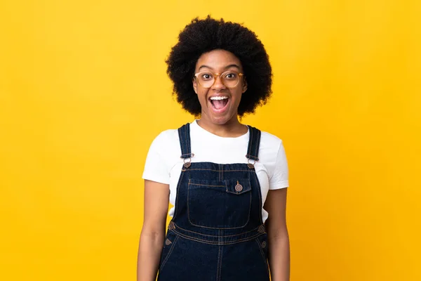 Νεαρή Αφροαμερικανή Γυναίκα Απομονωμένη Κίτρινο Φόντο Έκφραση Έκπληξη Στο Πρόσωπο — Φωτογραφία Αρχείου