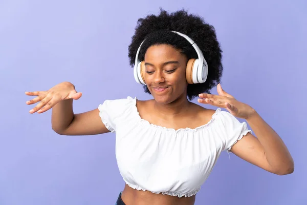Jonge Afro Amerikaanse Vrouw Geïsoleerd Paarse Achtergrond Luisteren Muziek Dansen — Stockfoto