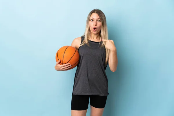 Giovane Donna Bionda Che Gioca Basket Isolato Sfondo Blu Con — Foto Stock