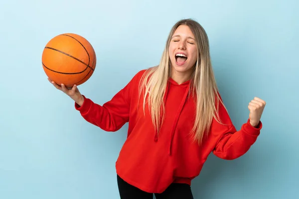 Jong Blond Vrouw Geïsoleerd Blauwe Achtergrond Spelen Basketbal — Stockfoto