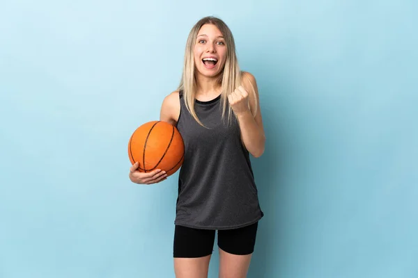 Jeune Femme Blonde Jouant Basket Isolé Sur Fond Bleu Célébrant — Photo