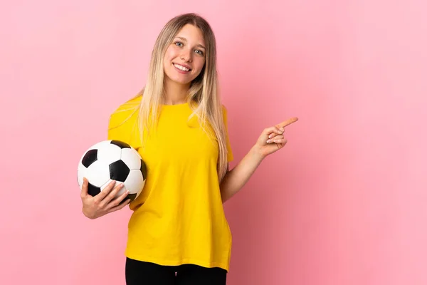 Jovem Jogador Futebol Mulher Isolada Fundo Rosa Apontando Dedo Para — Fotografia de Stock