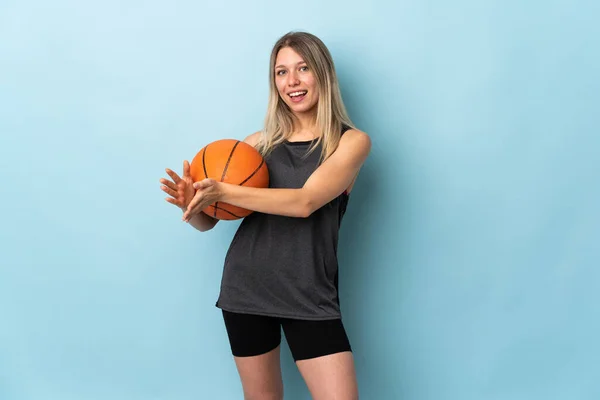 Basketbol Oynayan Genç Sarışın Kadın Mavi Arka Planda Izole Edilmiş — Stok fotoğraf