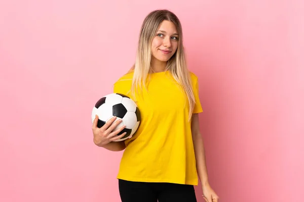 Jovem Jogador Futebol Mulher Isolado Fundo Rosa Olhando Para Lado — Fotografia de Stock