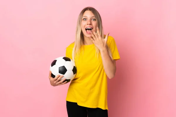 Jovem Jogador Futebol Mulher Isolado Fundo Rosa Com Expressão Facial — Fotografia de Stock