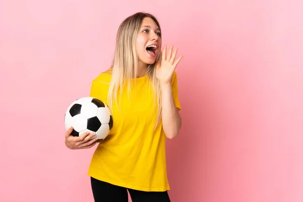 Jovem Jogador Futebol Mulher Isolada Fundo Rosa Gritando Com Boca — Fotografia de Stock