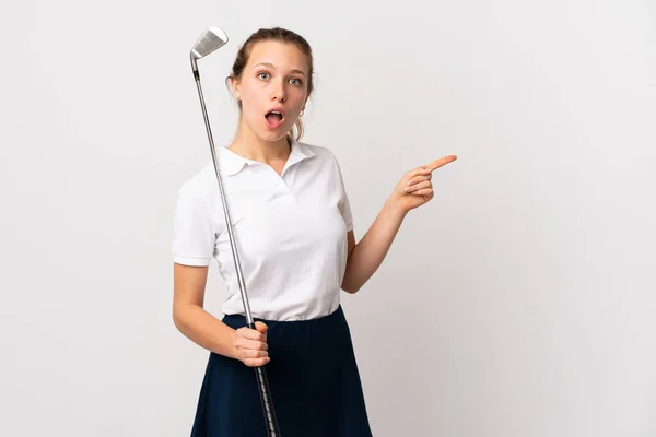 Giovane Donna Golfista Sfondo Bianco Isolato Sorpreso Indicando Dito Lato — Foto Stock