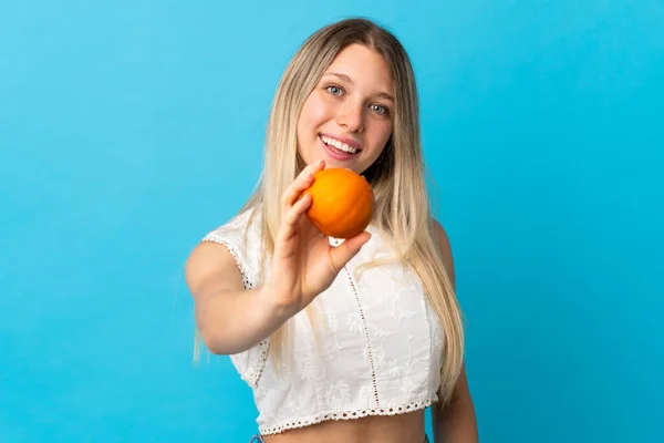 Junge Blonde Frau Isoliert Auf Lila Hintergrund Hält Eine Orange — Stockfoto