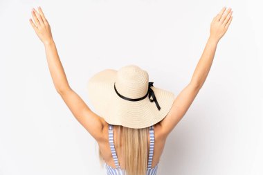 Genç sarışın kadın, beyaz arka planda, mayolu ve arka planda izole edilmiş.